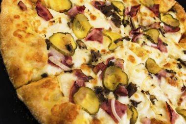 Salatalık turşusu sosis ve mantar peynirli pizza