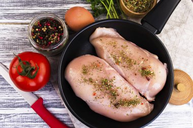 bir tava içinde baharatlar ile çiğ tavuk fileto