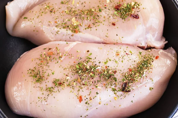 Kycklingfilé Med Kryddor Stekpanna — Stockfoto