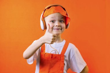 bir el hareketi Tamam gösterilen kulaklıklar giyen üniforma Oluşturucusu'nda komik çocuk
