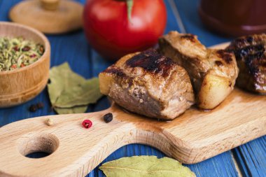 baharat bir ahşap tahta üzerinde Marine ızgara et