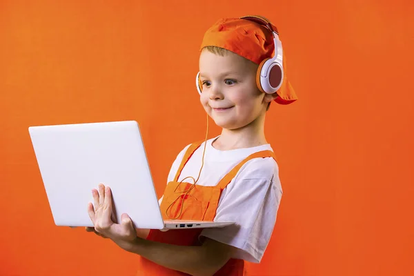 Funny Boy Jednotné Tvůrce Nošení Sluchátek Notebooku Při Pohledu Světlé — Stock fotografie