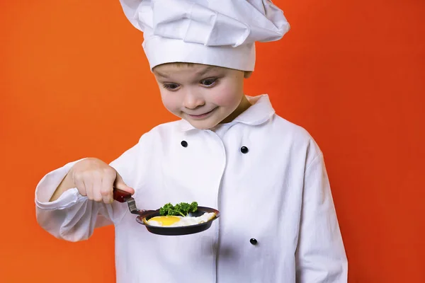 Funny Boy Chef Keeps Fried Egg Frying Pan Bright Orange — Stock Photo, Image