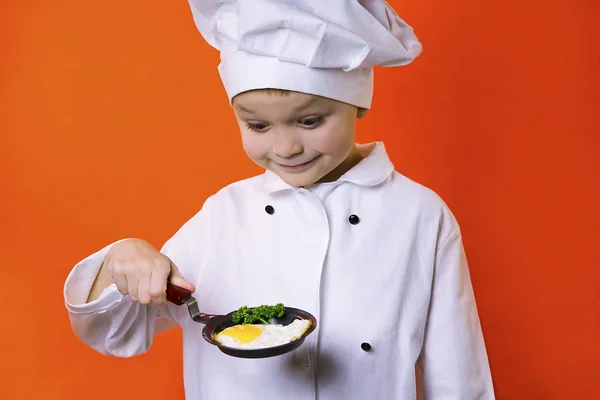 Funny Boy Chef Keeps Fried Egg Frying Pan Bright Orange — Stock Photo, Image