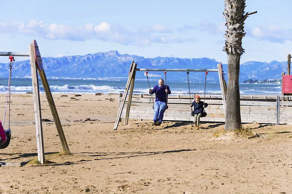 Padre Figlio Cavalcare Altalena Sulla Spiaggia Famiglia Vacanza Natura — Foto Stock