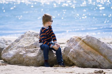 Bahar deniz kıyısı sevimli çocuk hayalleri