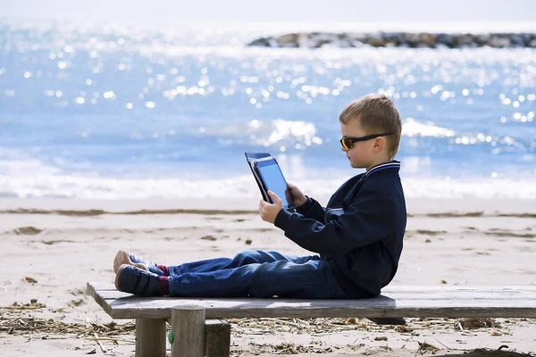 Мальчик Играет Табличке Берегу Моря Весной — стоковое фото