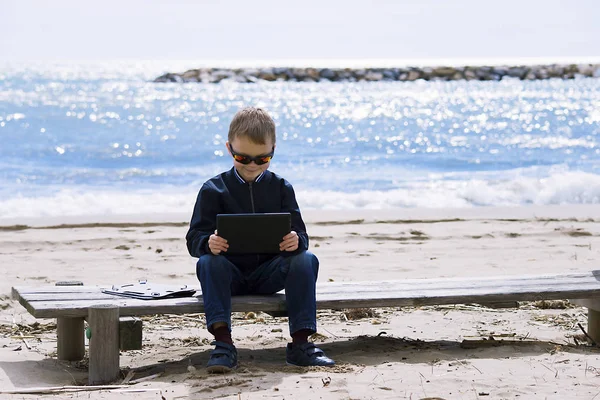 Мальчик Играет Табличке Берегу Моря Весной — стоковое фото