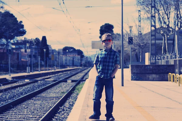 Junge Wartet Frühjahr Bahnhof Auf Zug — Stockfoto