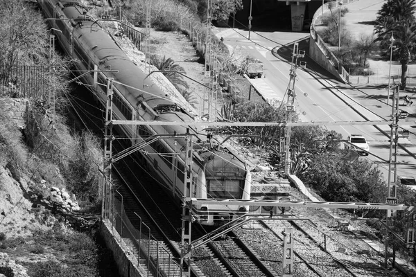 Bianco Nero Treno Viaggia Una Ferrovia Primavera — Foto Stock