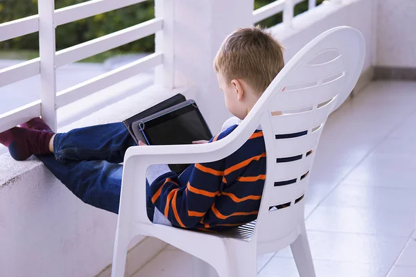 Mignon Petit Garçon Joue Dans Tablette Sur Balcon Vacances Printemps — Photo