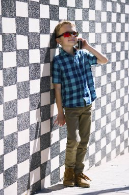 Yaz aylarında açık havada şehirde cep telefonu konuşurken yakışıklı