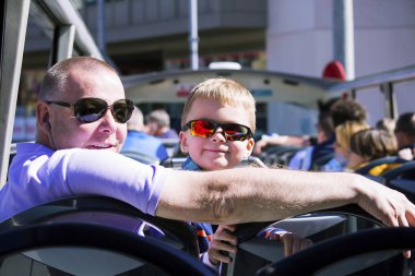 Şehir yaz gezisi tur otobüsü çocuk ve baba