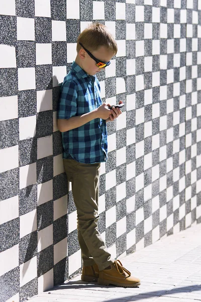 Милый Мальчик Разговаривает Мобильному Телефону Открытом Воздухе Городе Летом — стоковое фото