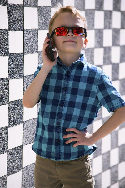 夏の市屋外で携帯電話で話しているかわいい少年 — ストック写真