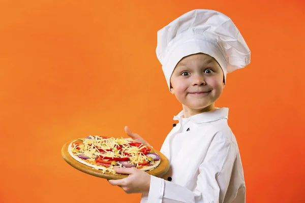 komik Şef turuncu bir arka plan üzerinde kırmızı biber ile baharatlı pizza pişmiş