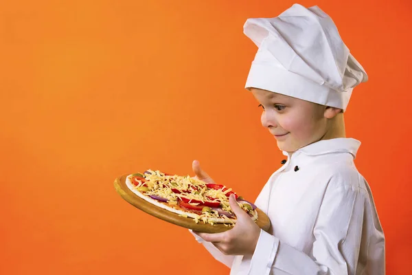 Смешной Повар Приготовил Острую Пиццу Чили Оранжевом Фоне — стоковое фото