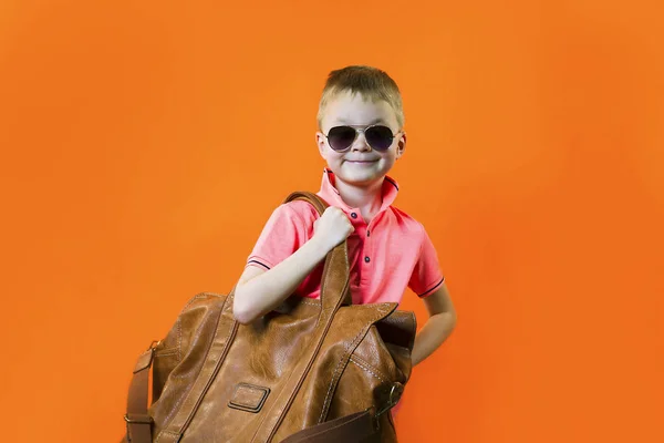 Grappige Jongen Met Een Koffer Een Helder Oranje Achtergrond Reizen — Stockfoto