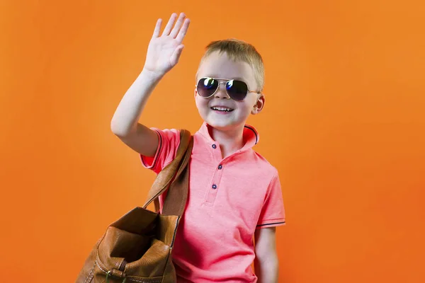 Divertente Ragazzo Con Una Valigia Uno Sfondo Arancione Brillante Viaggio — Foto Stock