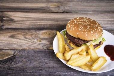 lokanta hamburger eski bir ahşap zemin üzerine patates kızartması ile