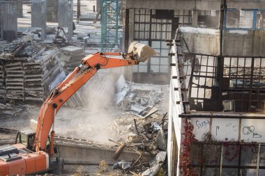 İnşaat alanı, kazı kovası eski bir binayı yerle bir etti.