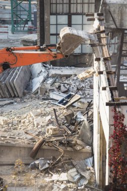 İnşaat alanı, kazı kovası eski bir binayı yerle bir etti.