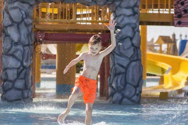 Lustiger Junge Spielt Pool Mit Wasserfahrten Urlaub — Stockfoto