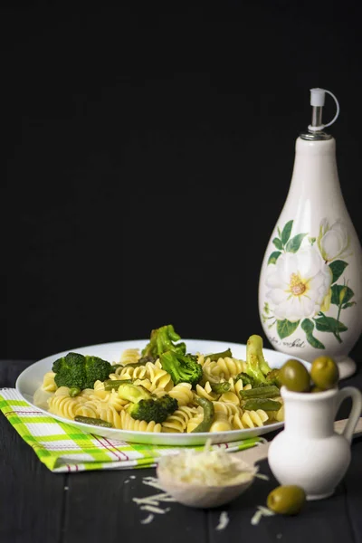 Pasta Med Broccoli Oliver Och Sparris Mörk Träbakgrund — Stockfoto