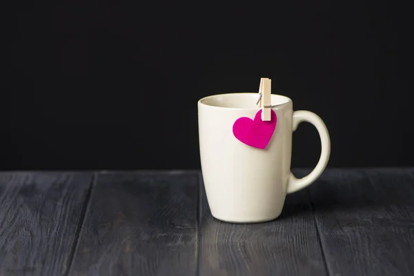 Taza Con Corazón Tendedero Sobre Fondo Madera Oscura —  Fotos de Stock