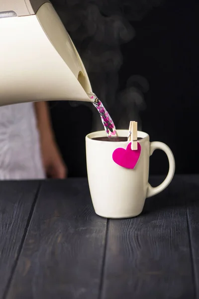 Taza Con Corazón Tendedero Sobre Fondo Madera Oscura — Foto de Stock