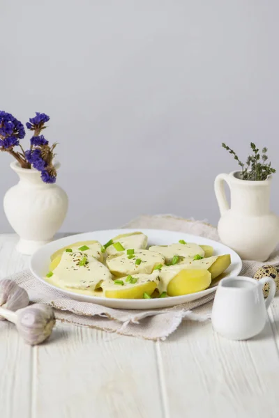 Krem Peynir Soslu Haşlanmış Patates Tabakta Yeşillik — Stok fotoğraf