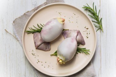 Krem peynir, yumurta ve yengeç çubuklarıyla doldurulmuş kalamar.