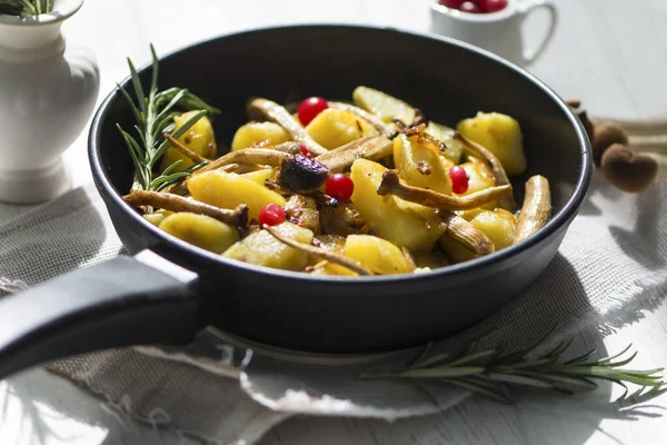 Läcker Stekt Potatis Med Svamp Lök Och Tranbär — Stockfoto