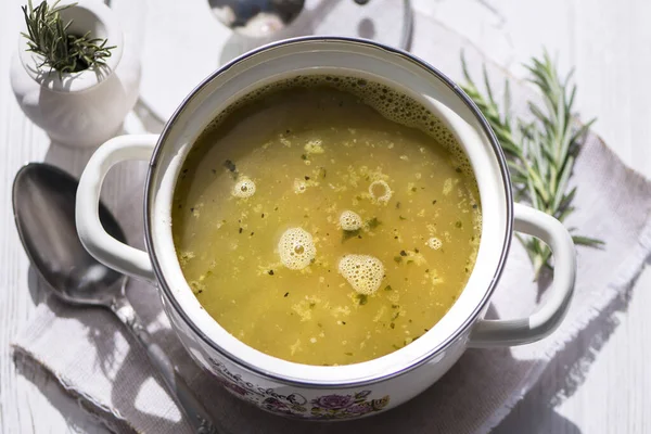 Sopa Guisantes Sobre Caldo Pollo Sartén Sobre Fondo Madera — Foto de Stock