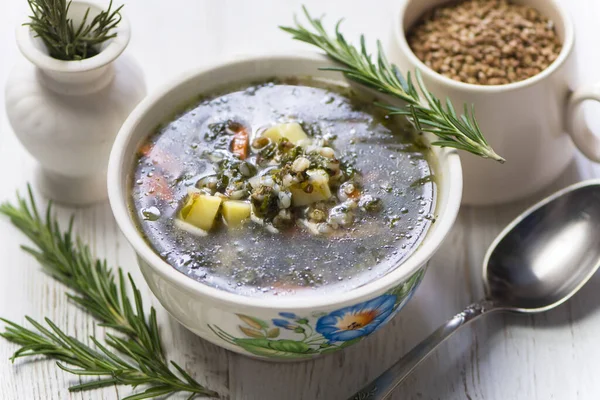 Sopa Trigo Sarraceno Con Espinacas Sobre Caldo Pollo — Foto de Stock