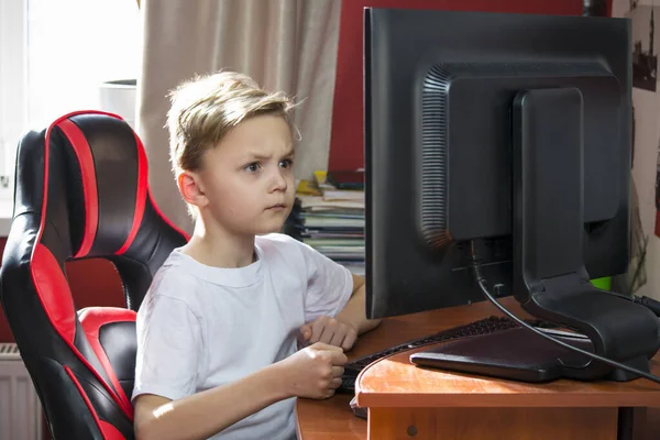 Engraçado Menino Joga Computador Mesa Quarto — Fotografia de Stock