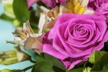 Güzel pembe güllerin arka planında bir buket çiçeğin içinde