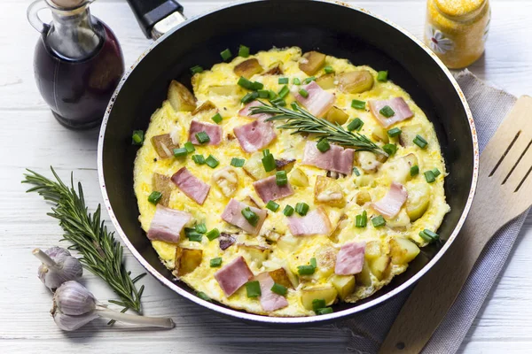 Uovo Fritto Con Prosciutto Patate Cipolle Verdi Una Padella — Foto Stock