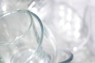 Pencerenin kenarında cam eşyalar ve parlak güneş ışığı yansıması.