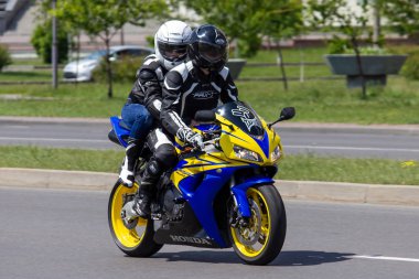 Motosiklet süren iki motorcu..