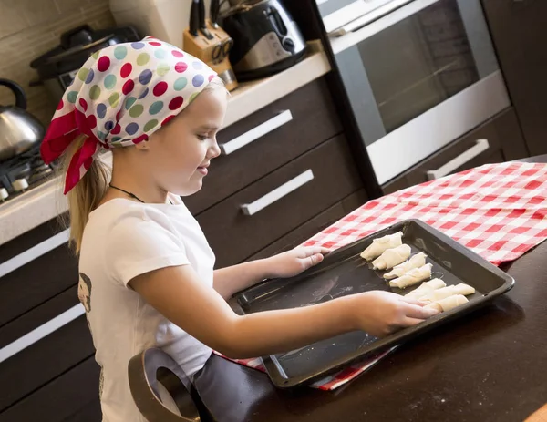 Beautiful girl is preparing to eat croissants with chocolate — Stock Photo, Image