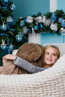 Çok güzel bir kız gülümseyerek ve rüya bir Noel ağacı yakınındaki bir