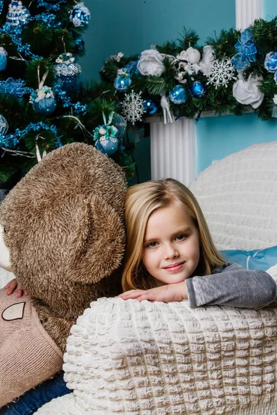 Nagyon szép lány mosolyogva, és álmodik a karácsonyfa közelében egy — Stock Fotó