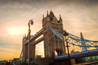 Gün batımında Londra Kulesi Köprüsü