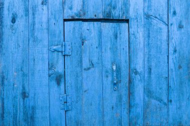 Kapalı eski mavi ahşap kapı izole