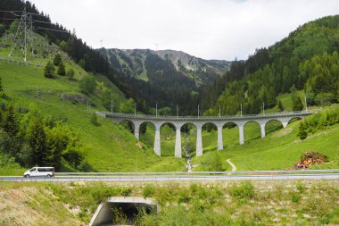 Disentis 'te arabalı demiryolu köprüsü