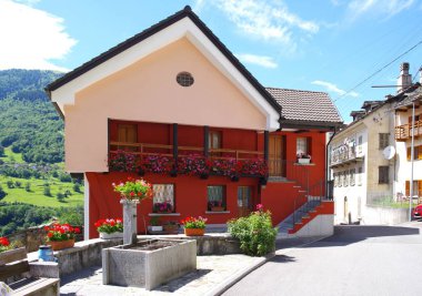 Dangio 'daki Kırmızı Ev, Blenio Vadisi - İsviçre