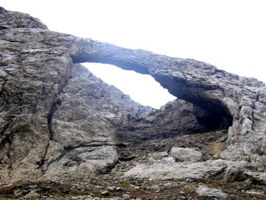 İsviçre dağlarındaki Greina Vadisi 'nin taş kemeri - Ticino / Grigioni (İsviçre)