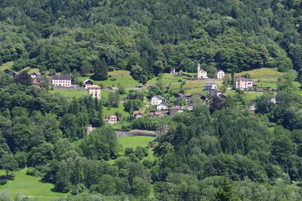 オリヴォネとソスト山 Blenio Valley スイス — ストック写真