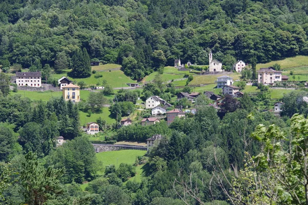 オリヴォネとソスト山 Blenio Valley スイス — ストック写真